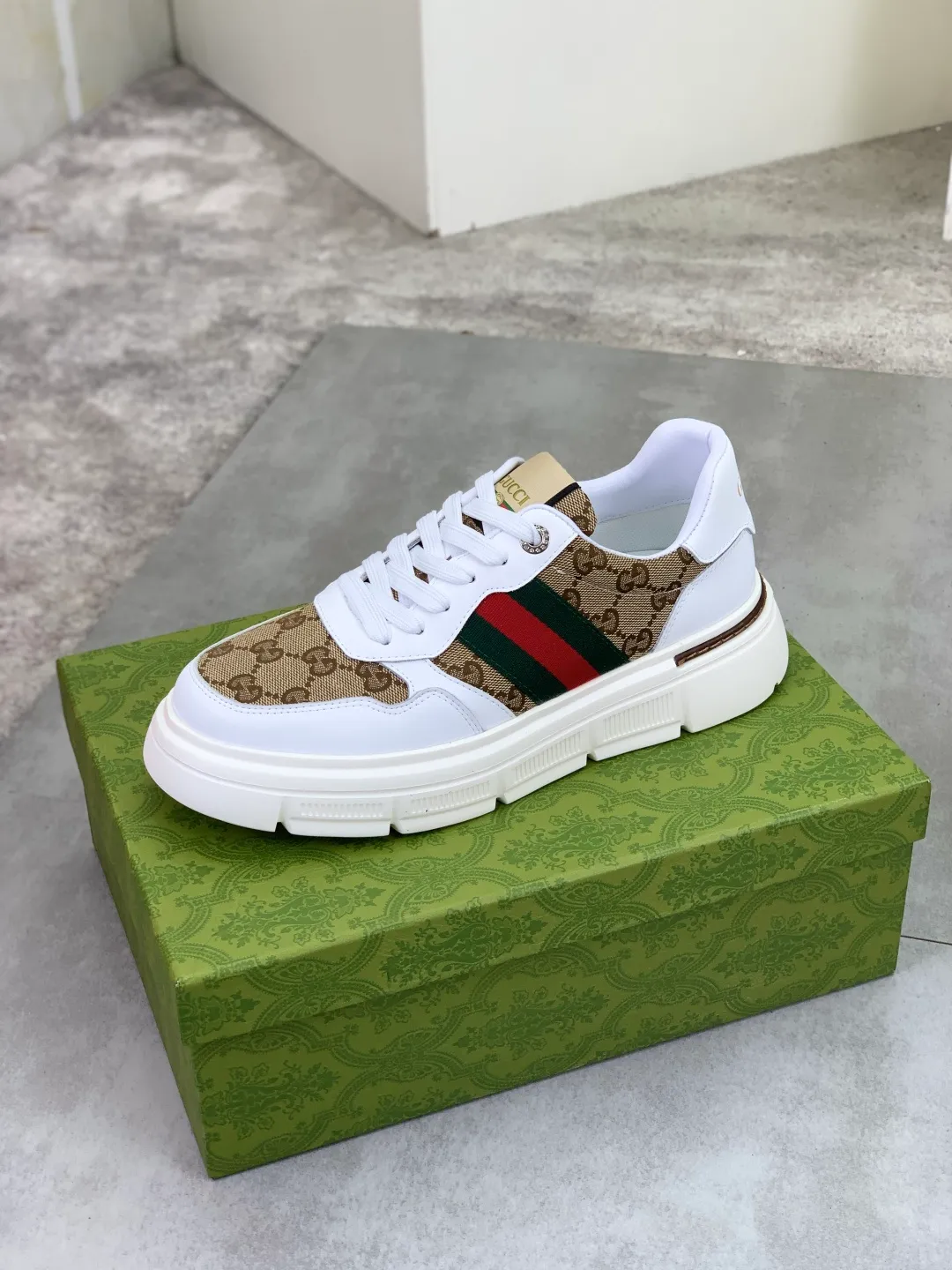 Men's shoes 💰P400💰[New style]🆘 The latest model from Gucci GUCCI official website🎁Classic casual and fashionable men's shoes👟Best model💥The style is simple and elegant, exclusive for trendy men. Unique official website latest brand elements👑Gucci original decoration, fashionable and generous, original soft calfskin fabric➕Comfortable soft first-layer pigskin lining ✅The official website specifies wear-resistant casual outsole, the classic model is photographed in real life🎬Color: 2️⃣colors available😍Number of codes: 38-44